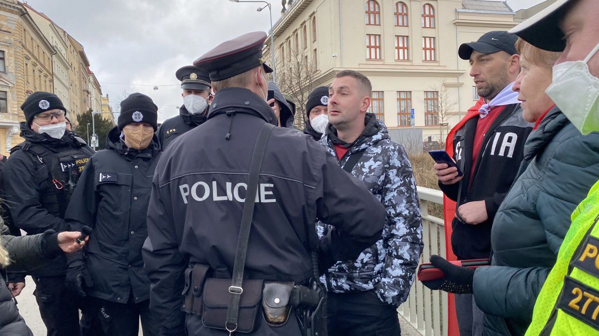 Policie zasáhla před ruskou ambasádou. Zatčen i pronásledovatel Kubka